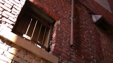 Atış çubuklu penceresinin arka sokakta kilitli yakın çekim