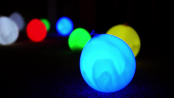 Eine Gruppe Glühender Luftballons Auf Dem Boden Eines Nachtclubs — Stockvideo
