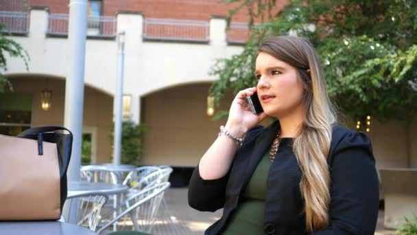 Jonge College Professor Gesprekken Haar Smartphone Campus — Stockvideo