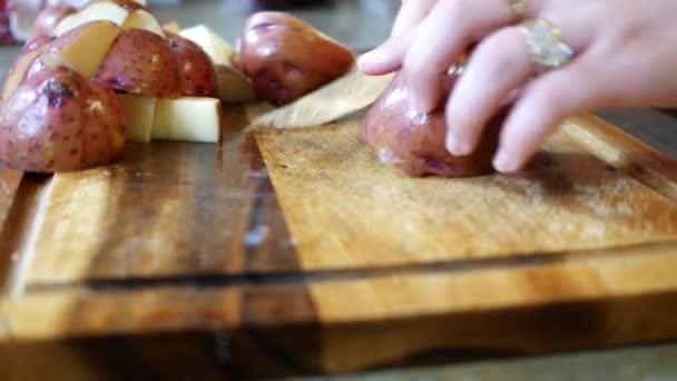 Γυναίκα Αρχίζει Κόψτε Κόκκινες Πατάτες Ξύλο Κοπής — Αρχείο Βίντεο