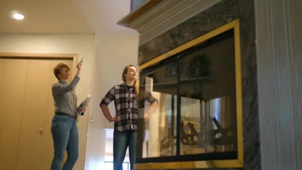 Агент Недвижимости Продает Молодого Клиента Новый Роскошный Дом Alt Version — стоковое видео