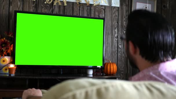 愤怒或快乐的千年男性观看普通体育游戏在绿色屏幕电视上 — 图库视频影像