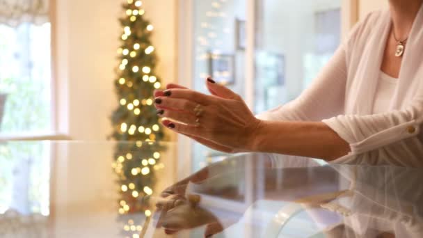 Mujer Cristiana Rezando Casa Durante Día — Vídeo de stock