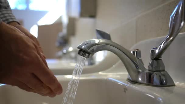 Άνθρωπος Πλένει Χέρια Του Μια Δημόσια Τουαλέτα — Αρχείο Βίντεο
