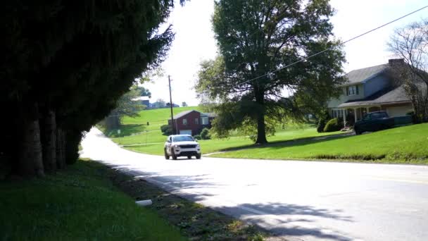 Dois Carros Dirigindo Por Uma Estrada Rural Durante Dia Pensilvânia — Vídeo de Stock