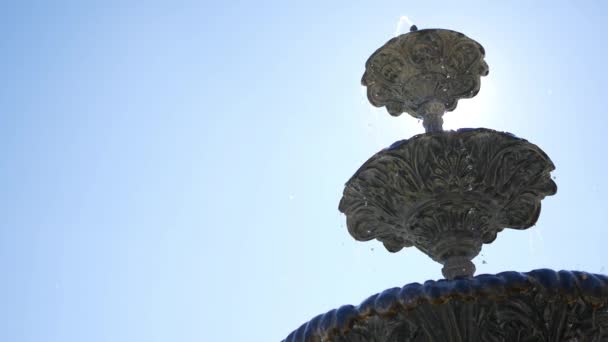 一个阳光明媚的夏日里的高大喷泉 — 图库视频影像