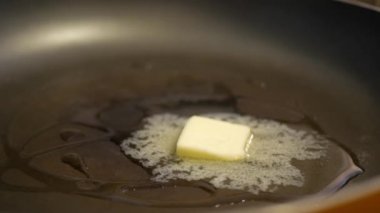 Bir tavada bir soba üst restoranda erime tereyağı