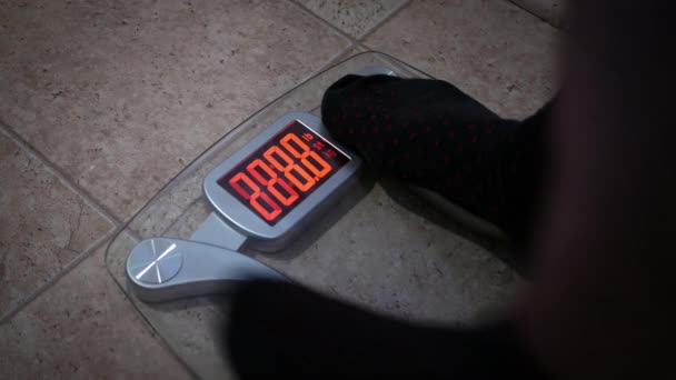 Pair Male Feet Step Modern Digital Weight Scale Alt Angle — Stock Video