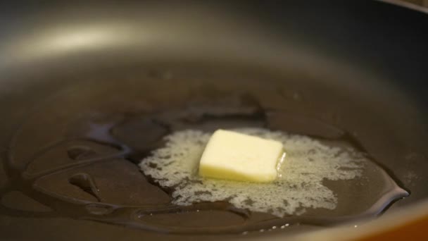 Timelapse Mantequilla Derretida Una Sartén Una Estufa Superior Restaurante — Vídeos de Stock