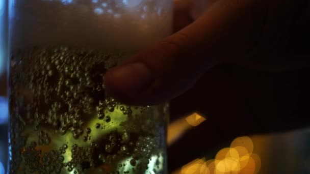 Una Tazza Birra Servita Con Bokeh Cinematografico Sullo Sfondo — Video Stock