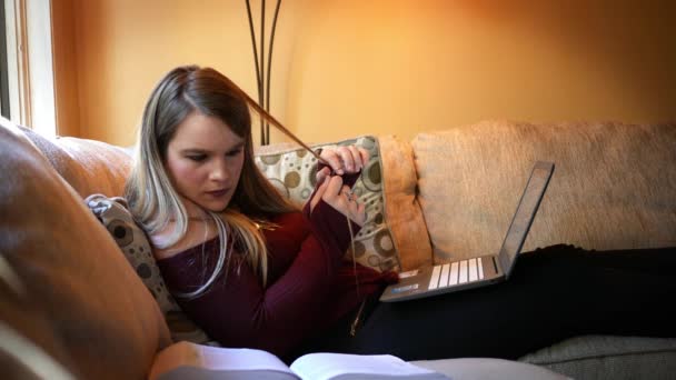 Estressado Estudante Universitário Rodopiando Cabelo Tentando Fazer Lição Casa — Vídeo de Stock