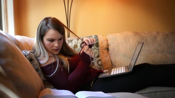 Estresado Estudiante Universitario Girando Pelo Tratando Hacer Tarea — Vídeo de stock