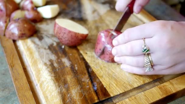 Kvinnan Börjar Att Skära Röd Potatis Skärbräda — Stockvideo