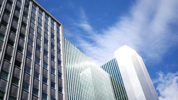 午後に市のダウンタウンのビジネス建物の上を通過する雲のタイムラプス — ストック動画