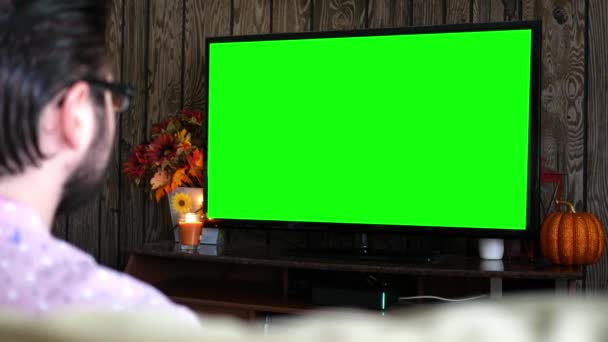 Tisícileté bokovky muž sleduje obecný fabion Hd / 4 k televizoru v obývacím pokoji