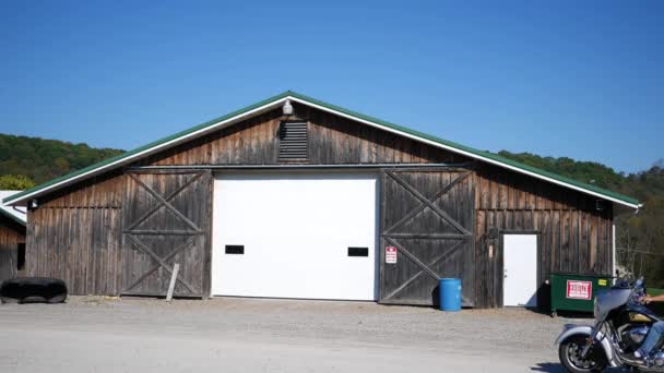 Extérieur Diurne Établissement Coup Feu Hangar Garage Bois — Video