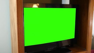 Yeşil ekran düz ekran Tv içerik için yatak odasında bir eğlence stand