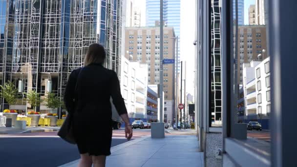 Uma Mulher Negócios Caminha Por Uma Rua Solitária Cidade Centro — Vídeo de Stock