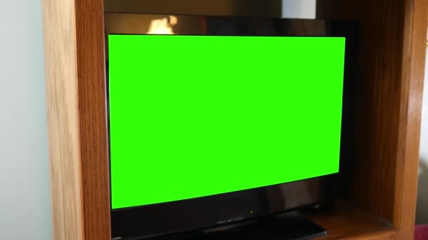 绿色屏幕平屏幕电视在娱乐立场在卧室为内容 — 图库视频影像