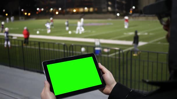 Man Horloges Groen Scherm Van Tablet Bij Een Voetbal Team — Stockvideo