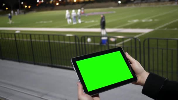 Człowiek Ogląda Zielony Ekran Tabletu Sesji Treningowej Drużyny Piłki Nożnej — Wideo stockowe