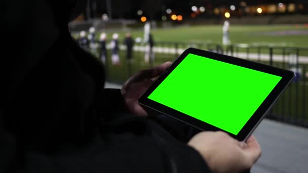 Człowiek Ogląda Green Tablet Ekranem Sesji Treningowej Drużyny Piłki Nożnej — Wideo stockowe