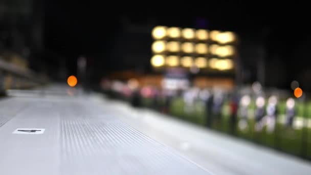 Nachts Flache Schärfentiefe Auf Tribüne Des Fußballstadions — Stockvideo