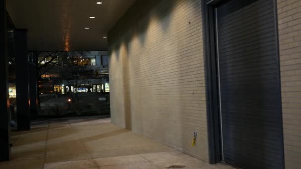 Caméra panoramique sur la porte du hangar d'entrepôt la nuit 