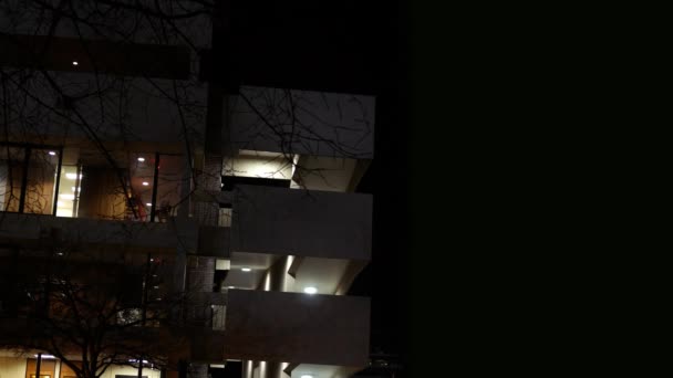 Hermoso Edificio Oficinas Blanco Por Noche Área Urbana — Vídeo de stock