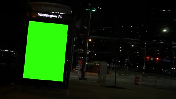 Egy Általános Green Screen Reklám Jelzések Belvárosban Este Egy Buszmegállóban — Stock videók