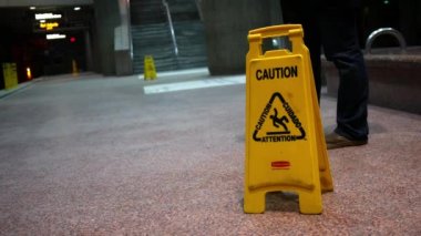 Adamın biri bir dikkat düşen işaret yakınındaki Metro İstasyonu'na yakın girer