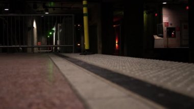 Geceleri - düşük açılı bir metro istasyonunda metro araba geldi