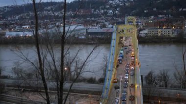 Diğer tarafta 10 Street Bridge Pittsburgh Pennsylvania ve South Side