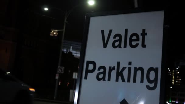 Close Van Een Teken Van Valet Parking Centrum Nachts — Stockvideo