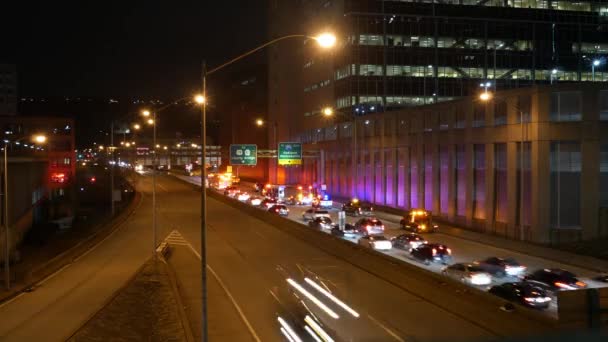夜间交通事故的时间间隔试图绕过城市城市附近的高速公路上的车祸 — 图库视频影像