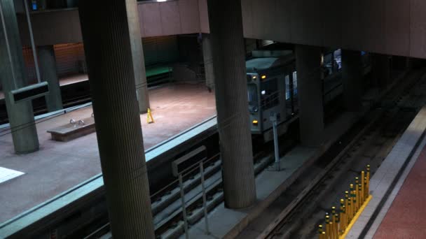ビジネス地区のグラント ストリート駅に到着した 2018年 ピッツバーグ ピッツバーグの地下鉄車 — ストック動画