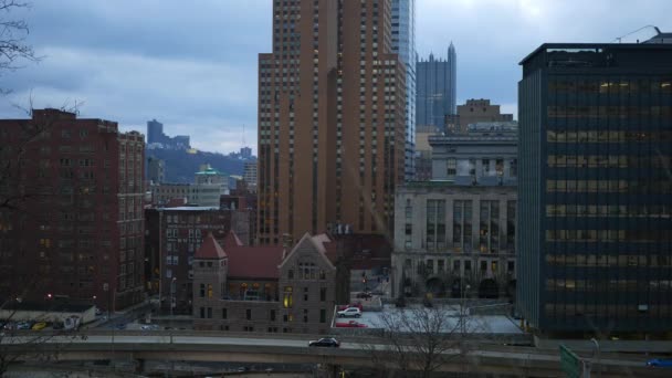 アップタウンから見たピッツバーグの高層ビルのショットをロックダウン曇りの夜に — ストック動画