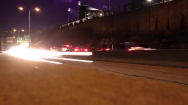 Sinematik zaman atlamalı bir yolu - Alt hareket giden trafik