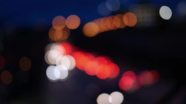 ダウンタウン付近で夜間の高速道路でボケ味車タイムラプス — ストック動画