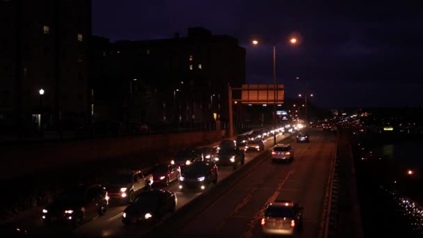 Tráfico Nocturno Saliendo Una Zona Céntrica Ciudad Carril Salida — Vídeos de Stock