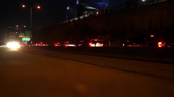 Uitgaand Snelweg Verkeer Nachts Als Scène Uit Buurt Van Een — Stockvideo