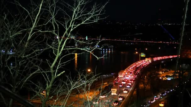 Egy Forgalmi Dugóban Éjjel Belváros Közelében Egy Felüljáró Hídra — Stock videók
