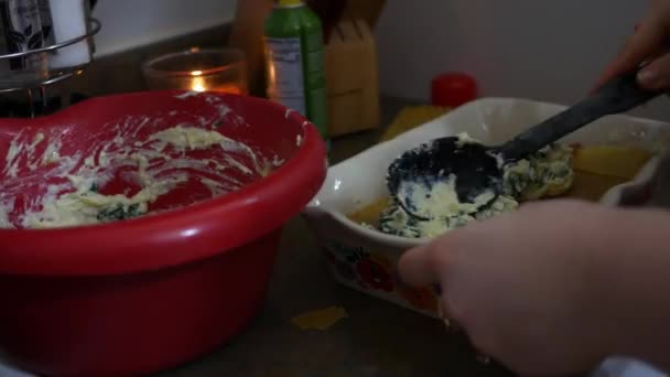 Timelapse Kobiety Montaż Danie Lasagne Kuchni — Wideo stockowe