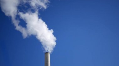 Duman veya su buharı üfleme duman bir yığın bizim kulenin açık gökyüzü zemin - Up yakın Tarih