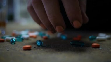 El bir reçeteli ilaç grungy yerden - uyuşturucu bağımlılığı kavramı kapmak