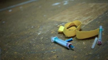 Kamera slayt boyunca bir şırınga ve bir tuzak evi katında turnike