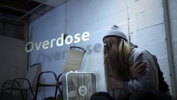 Een Verslaafde Worstelt Met Ontwenningsverschijnselen Met Tekst Overdosis — Stockvideo