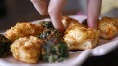 Plaka bir kokteyl partisinde yengeç et horderve kadın alır