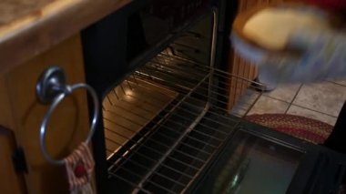 Kadın rustik mutfak fırın pasta kabuk ayarlar