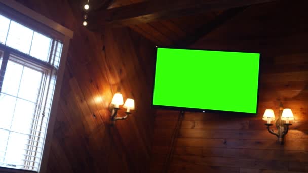 在餐厅的镶板墙上的绿色屏幕电视 — 图库视频影像